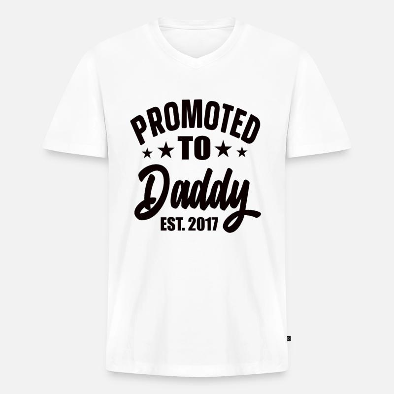 Promoted To Daddy Est 2017 - Männer Premium Bio T-Shirt mit V-Ausschnitt - Weiß