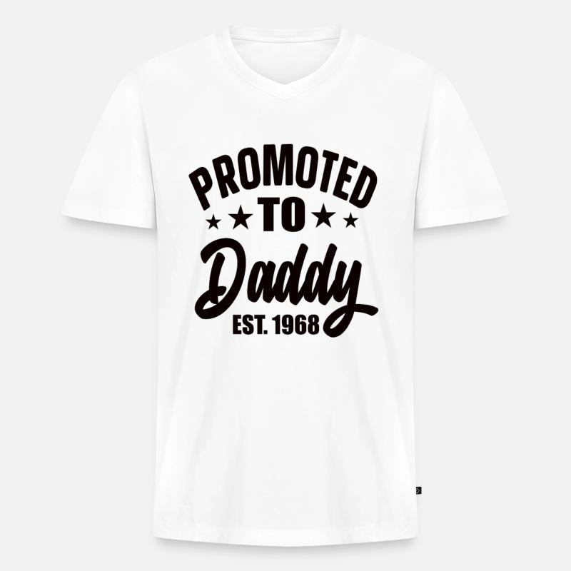 Promoted To Daddy Est 1968 - Männer Premium Bio T-Shirt mit V-Ausschnitt - Weiß