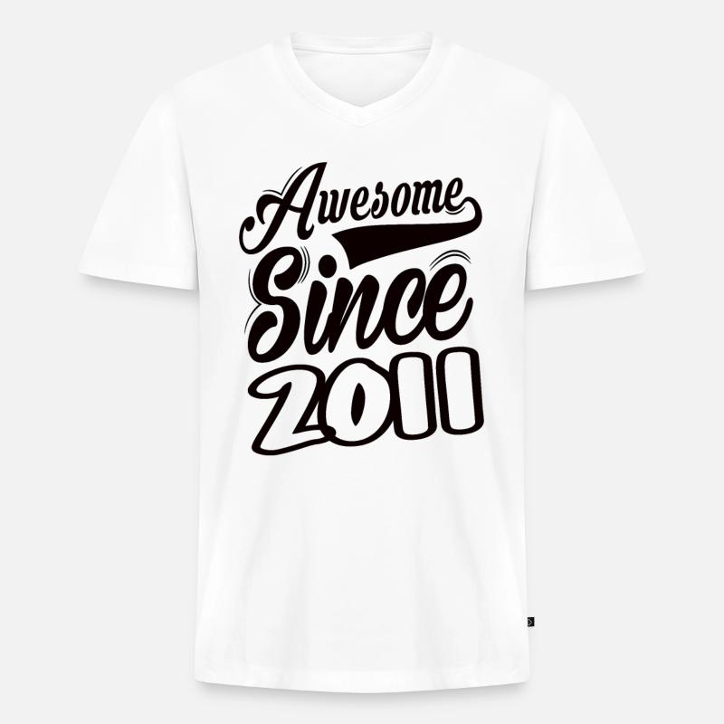 Awesome Since 2011 - Männer Premium Bio T-Shirt mit V-Ausschnitt - Weiß