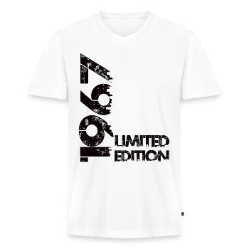 Limited Edition 1967 - Männer Premium Bio T-Shirt mit V-Ausschnitt - Weiß - Vorne - Nico (187cm)