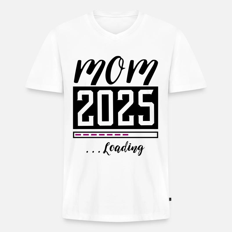 Mama 2025 Mom Loading - Männer Premium Bio T-Shirt mit V-Ausschnitt - Weiß