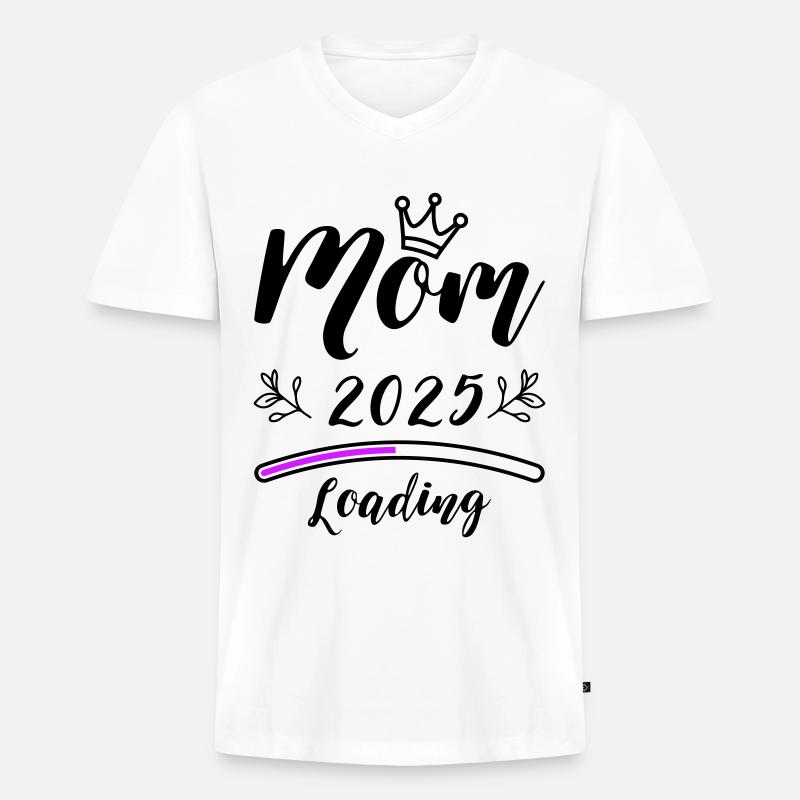 Mama 2025 Mom Loading - Männer Premium Bio T-Shirt mit V-Ausschnitt - Weiß