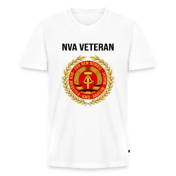 DDR NVA Veteran - Männer Premium Bio T-Shirt mit V-Ausschnitt - Weiß - Vorne - Nico (187cm)
