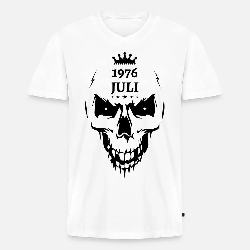 Juli 1976 Totenkopf - Männer Premium Bio T-Shirt mit V-Ausschnitt - Weiß