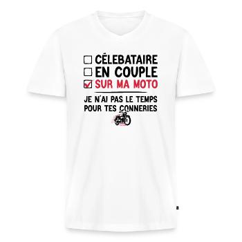 T-shirt Humoristique Célibataire En Couple - T-shirt encolure en V Premium bio Homme - blanc - Devant - Nico (187cm)