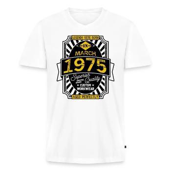 1975 MÄRZ - Männer Premium Bio T-Shirt mit V-Ausschnitt - Weiß - Vorne - Nico (187cm)