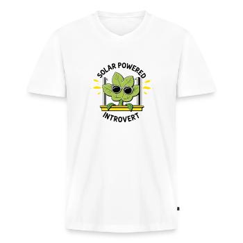 Solarbetriebener Introvert – Pflanzenwitz - Männer Premium Bio T-Shirt mit V-Ausschnitt - Weiß - Vorne - Nico (187cm)