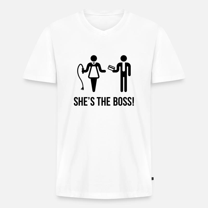 She's The Boss! (Ehefrau & Ehemann) - Männer Premium Bio T-Shirt mit V-Ausschnitt - Weiß