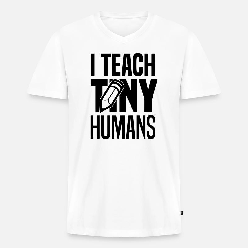 I teach tiny humans - Männer Premium Bio T-Shirt mit V-Ausschnitt - Weiß