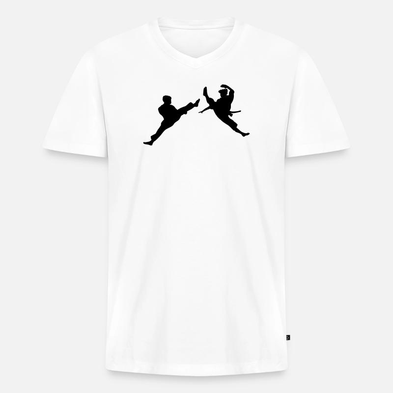 Zwei fliegende Karate-Kick oder Teakwondo-Kick - Männer Premium Bio T-Shirt mit V-Ausschnitt - Weiß