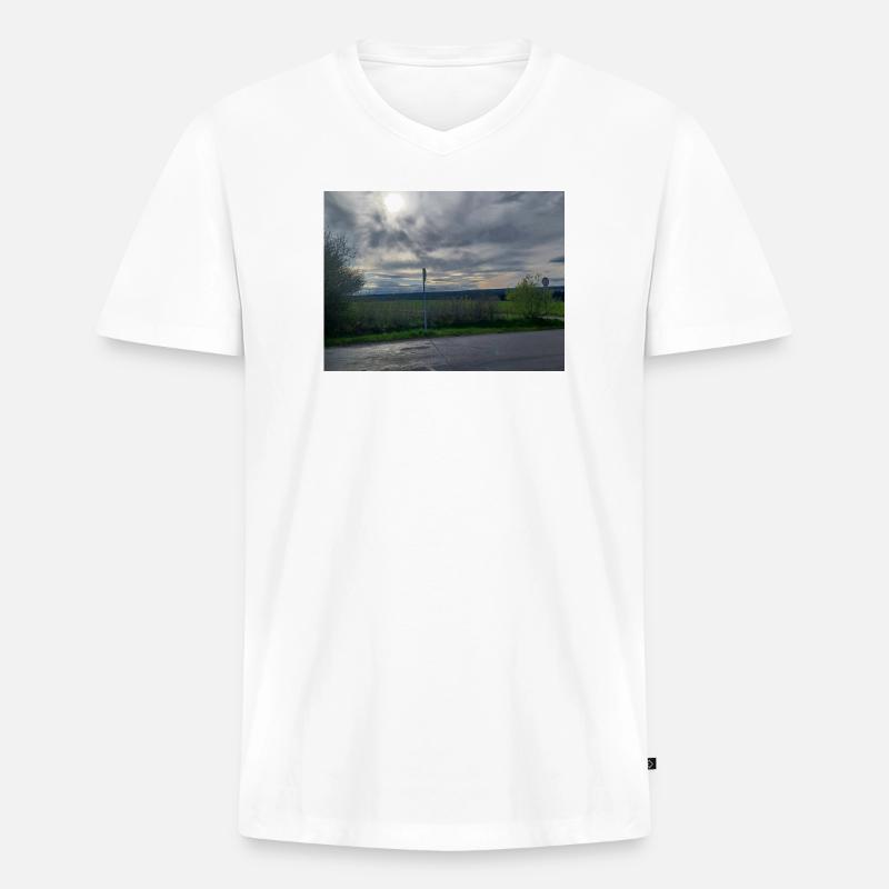 Abendstimmung südlicher Schwarzwald - Männer Premium Bio T-Shirt mit V-Ausschnitt - Weiß