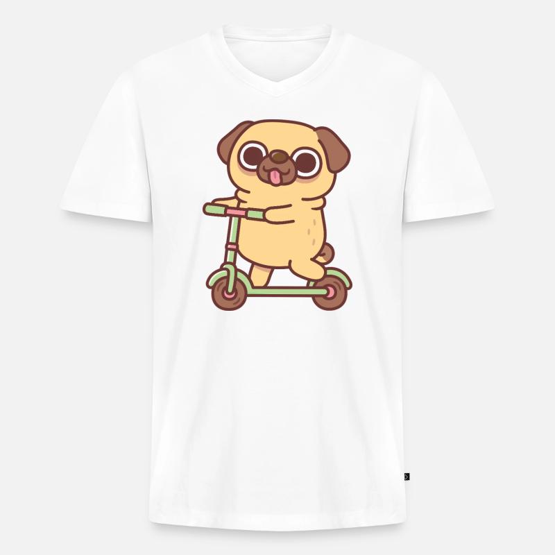 Süßer Mops spielt auf Tretroller - Männer Premium Bio T-Shirt mit V-Ausschnitt - Weiß