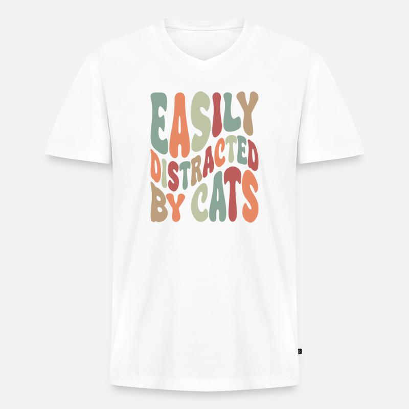 Easily Disctracted By Katzen - Männer Premium Bio T-Shirt mit V-Ausschnitt - Weiß