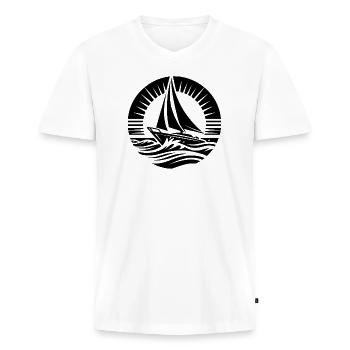 Segeltraum Wasserabenteuer im Kreis - Männer Premium Bio T-Shirt mit V-Ausschnitt - Weiß - Vorne - Nico (187cm)