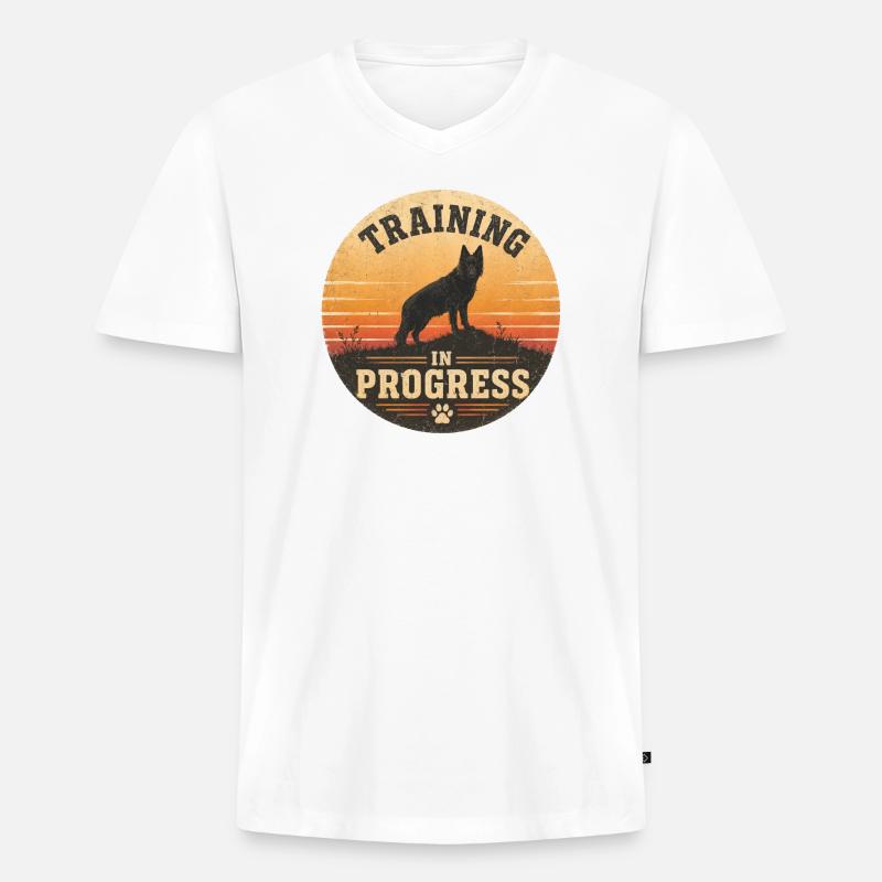 Training in Progress - Männer Premium Bio T-Shirt mit V-Ausschnitt - Weiß