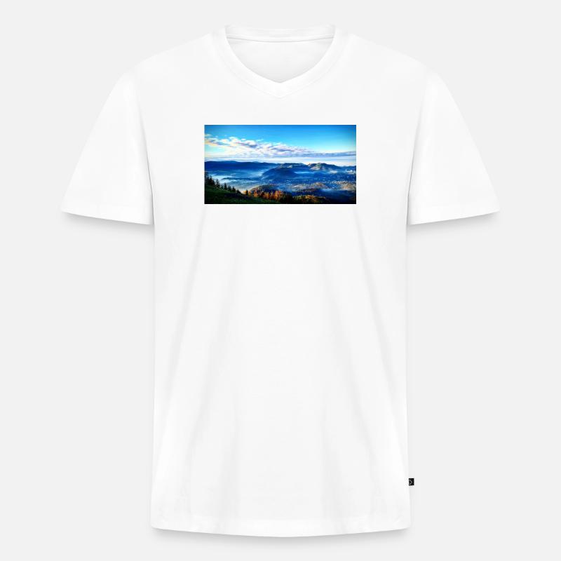 Morgennebel Berglandschaft - Männer Premium Bio T-Shirt mit V-Ausschnitt - Weiß