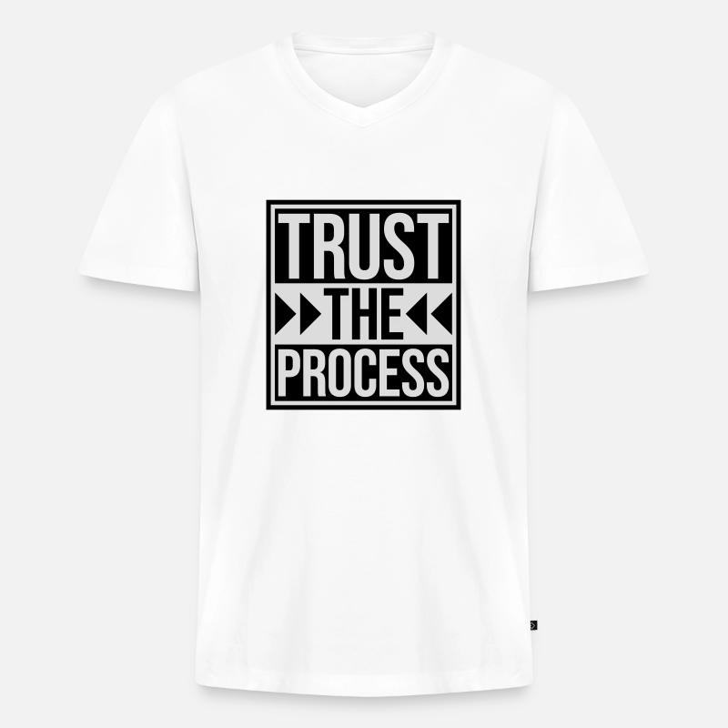 trust the process Zitat - Männer Premium Bio T-Shirt mit V-Ausschnitt - Weiß