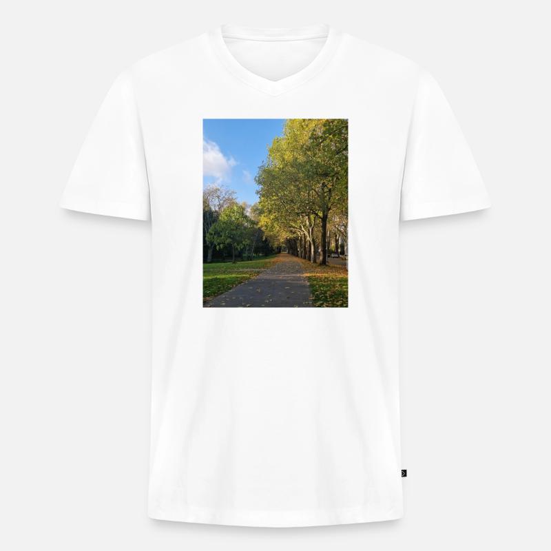 Herbstpfad durch Lauballee - Männer Premium Bio T-Shirt mit V-Ausschnitt - Weiß