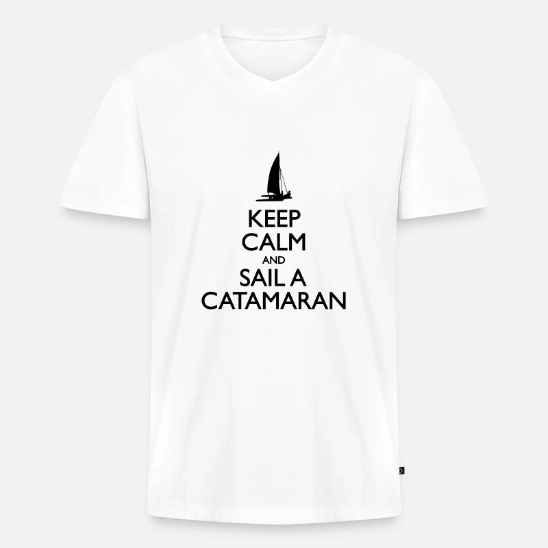 Sail a Catamaran - Männer Premium Bio T-Shirt mit V-Ausschnitt - Weiß