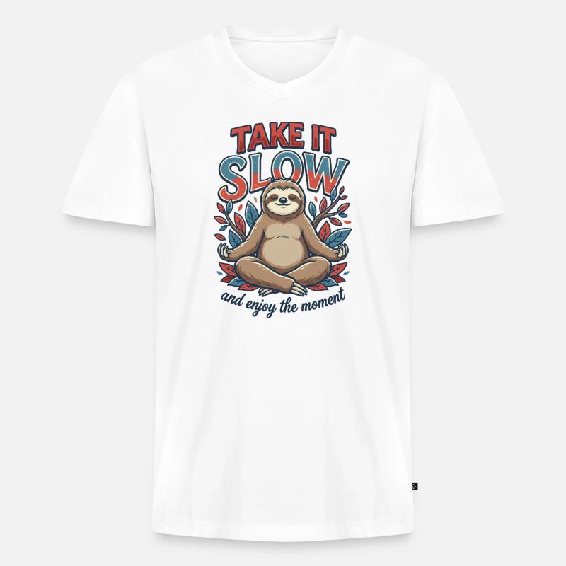 Take It Slow Sloth Zen - Männer Premium Bio T-Shirt mit V-Ausschnitt - Weiß