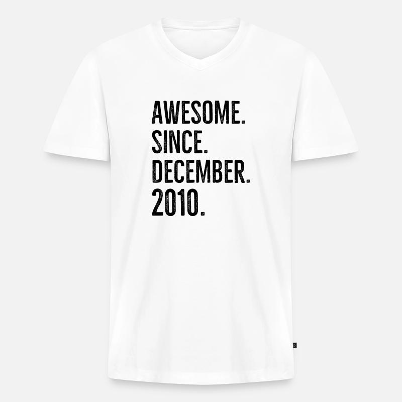 Awesome seit Dezember 2010 - Männer Premium Bio T-Shirt mit V-Ausschnitt - Weiß