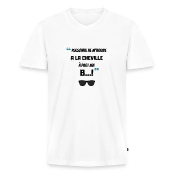 Personne ne m arrive à la cheville à part ma b - T-shirt encolure en V Premium bio Homme - blanc - Devant - Nico (187cm)