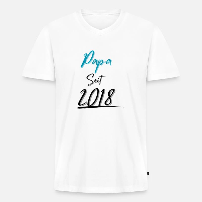 Papa seit 2018 - Männer Premium Bio T-Shirt mit V-Ausschnitt - Weiß