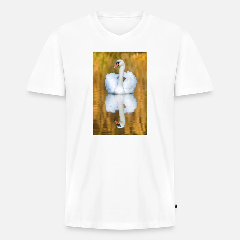 Schwanensee, Schwan im See mit Spiegelbild - Männer Premium Bio T-Shirt mit V-Ausschnitt - Weiß