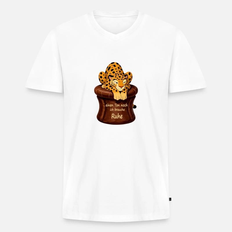 Leopard in Ruhe auf Kuschelsessel - Männer Premium Bio T-Shirt mit V-Ausschnitt - Weiß