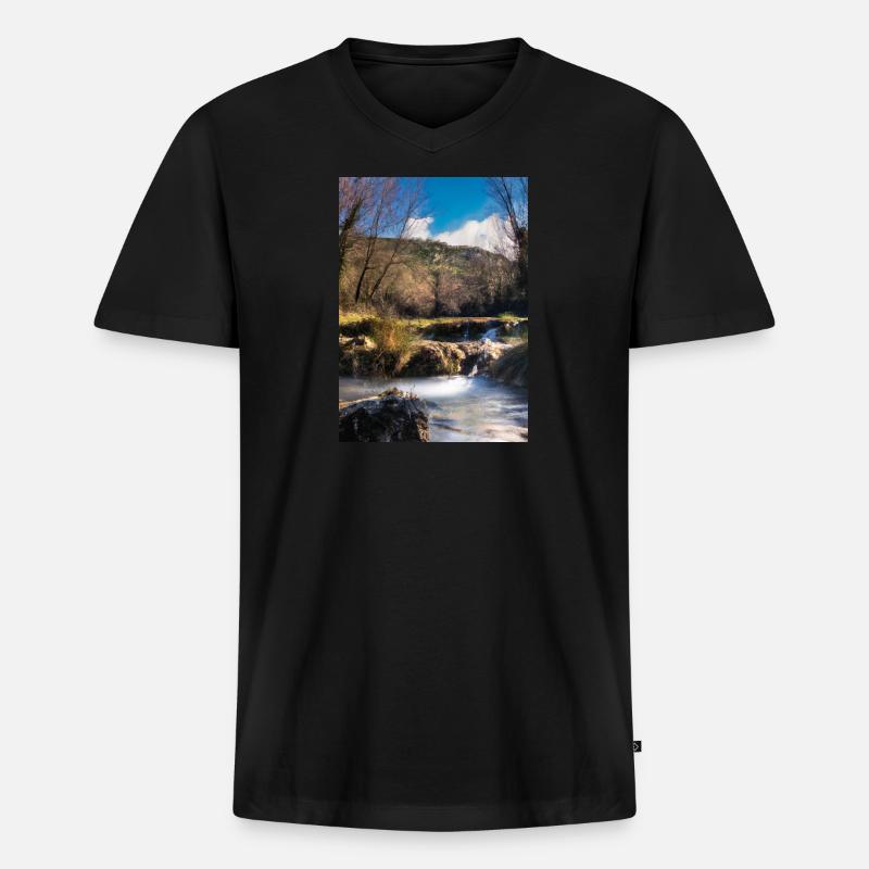 Forest River Wasserfall - Männer Premium Bio T-Shirt mit V-Ausschnitt - Schwarz