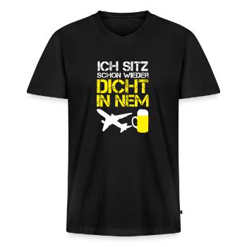 Mallorca ICH SITZ SCHON WIEDER DICHT IM FLIEGER 23 - Männer Premium Bio T-Shirt mit V-Ausschnitt - Schwarz - Vorne - Nico (187cm)