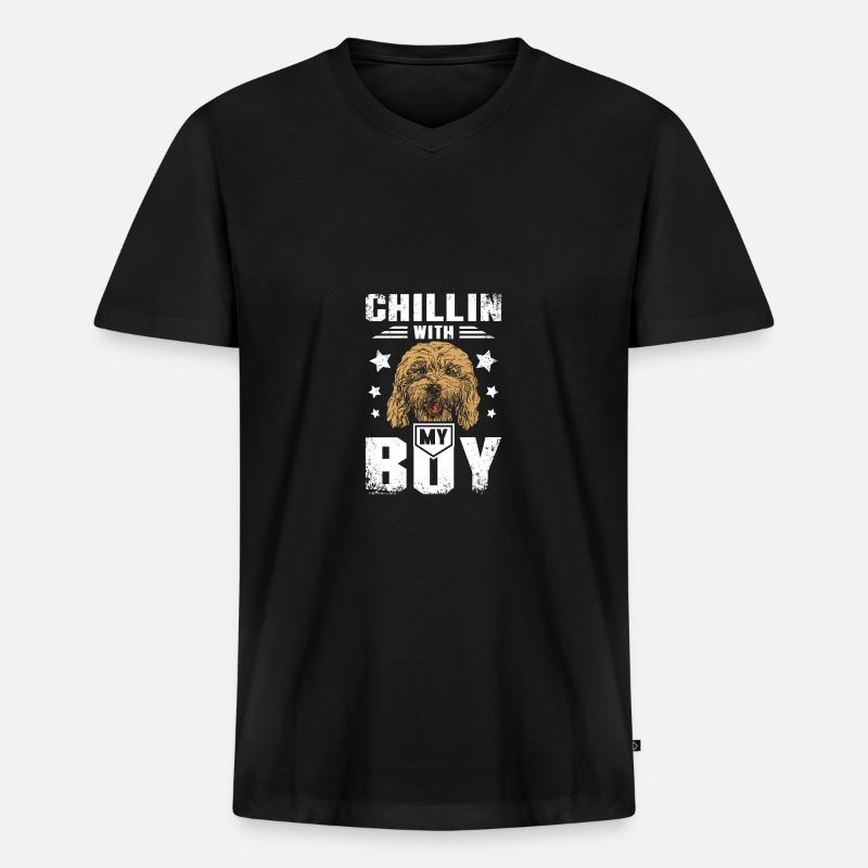 chillin with my cockapoo boy - Männer Premium Bio T-Shirt mit V-Ausschnitt - Schwarz
