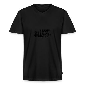 Chess I Never Loose I Either Win Or Learn Chess - Männer Premium Bio T-Shirt mit V-Ausschnitt - Schwarz - Vorne - Nico (187cm)