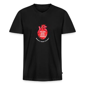 Herzinfarkt Herz OP Operation Krankenhaus - Männer Premium Bio T-Shirt mit V-Ausschnitt - Schwarz - Vorne - Nico (187cm)