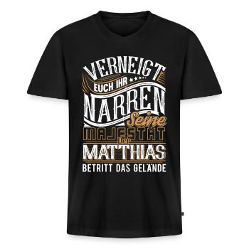 Matthias - Männer Premium Bio T-Shirt mit V-Ausschnitt - Schwarz - Vorne - Nico (187cm)