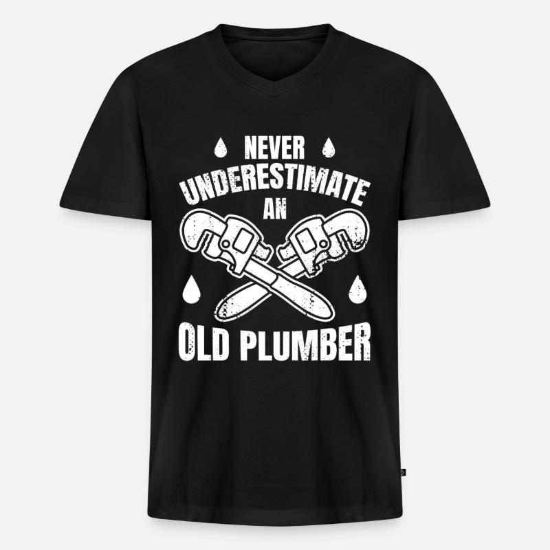 Never Underestimate An Old Plumber - Männer Premium Bio T-Shirt mit V-Ausschnitt - Schwarz