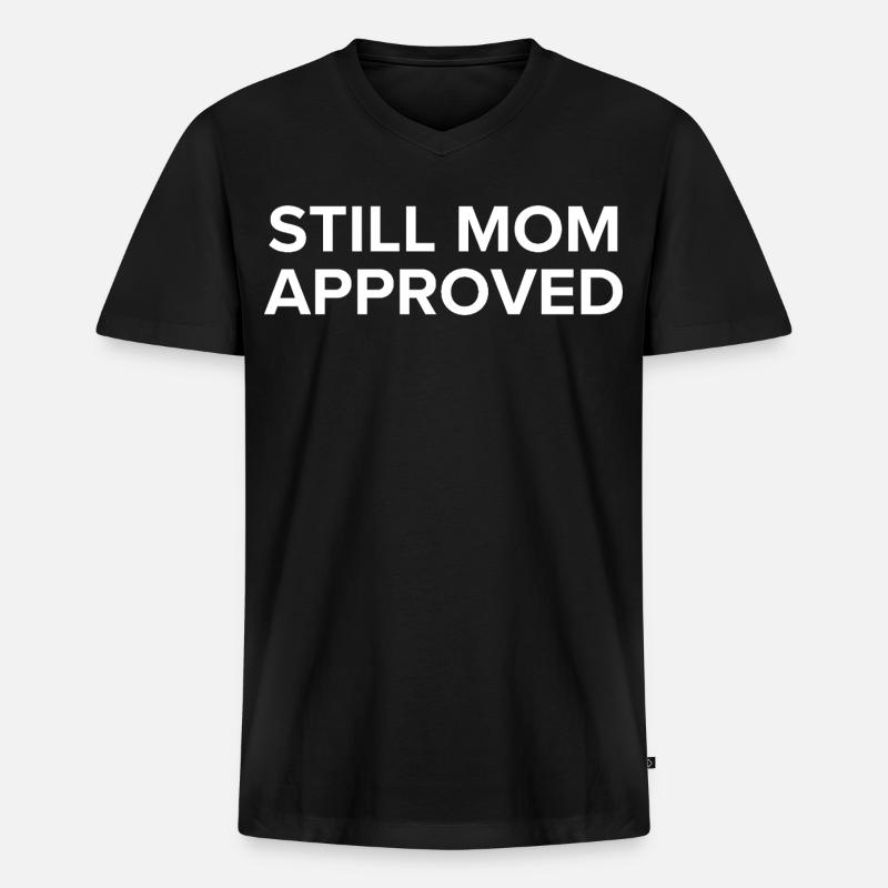 Still Mom Approved  - Männer Premium Bio T-Shirt mit V-Ausschnitt - Schwarz