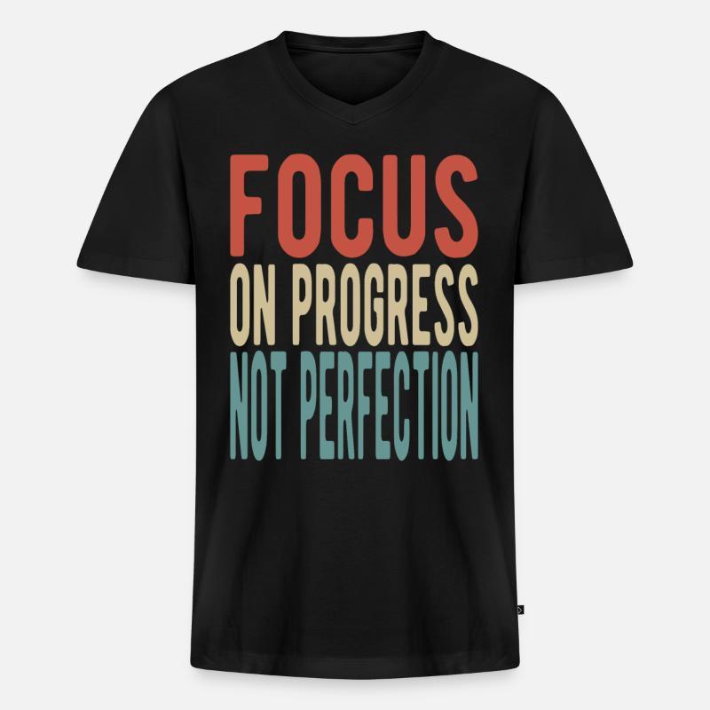 Focus on progress, not perfection - Männer Premium Bio T-Shirt mit V-Ausschnitt - Schwarz