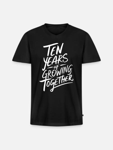 10 år vokset sammen - 10 års bryllupsdag - Premium økologisk T-shirt med V-hals til mænd - sort