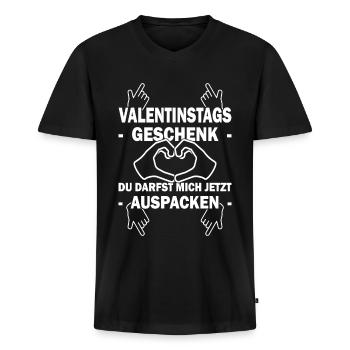 Valentinstag - Jahrestag - Verliebte Paare - Männer Premium Bio T-Shirt mit V-Ausschnitt - Schwarz - Vorne - Nico (187cm)
