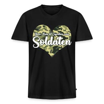 Soldatenfrau Spruch - Männer Premium Bio T-Shirt mit V-Ausschnitt - Schwarz - Vorne - Nico (187cm)