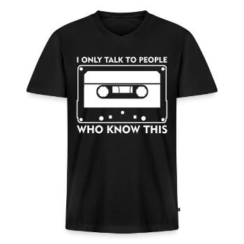Cassette 80s Cassettes 90s - Männer Premium Bio T-Shirt mit V-Ausschnitt - Schwarz - Vorne - Nico (187cm)