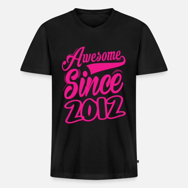 Awesome Since 2012 - Männer Premium Bio T-Shirt mit V-Ausschnitt - Schwarz