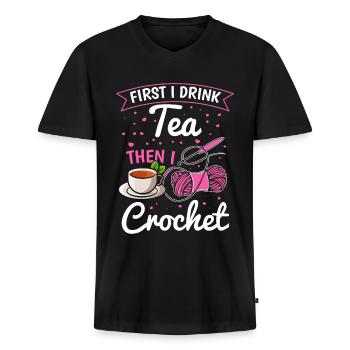 Crochet Lover - First I drink tea then I crochet - Männer Premium Bio T-Shirt mit V-Ausschnitt - Schwarz - Vorne - Nico (187cm)
