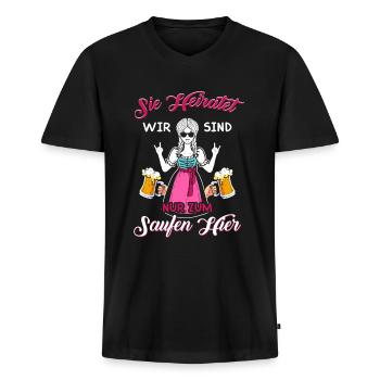 Sie Heiratet Wir Sind Nur Zum Saufen Hier Dirndl - Männer Premium Bio T-Shirt mit V-Ausschnitt - Schwarz - Vorne - Nico (187cm)