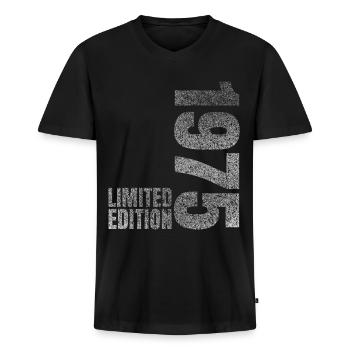 1975 Limited Edition Geschenk - Männer Premium Bio T-Shirt mit V-Ausschnitt - Schwarz - Vorne - Nico (187cm)