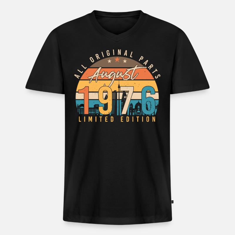 Retro 1976 August - Männer Premium Bio T-Shirt mit V-Ausschnitt - Schwarz