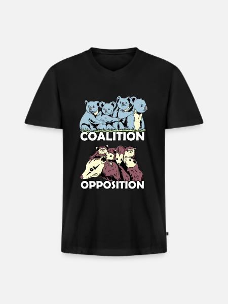 Koala coalición zarigüeya oposición animales zoológico - Camiseta ecológica prémium para hombre con cuello de pico - negro