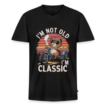 Teddybär mit Sonnenbrille auf Dreirad mit Zigarre - Männer Premium Bio T-Shirt mit V-Ausschnitt - Schwarz - Vorne - Nico (187cm)