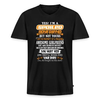 Jeg er en forkælet kæreste af en kæreste fra august - Premium økologisk T-shirt med V-hals til mænd - sort - Foran - Nico (187cm)